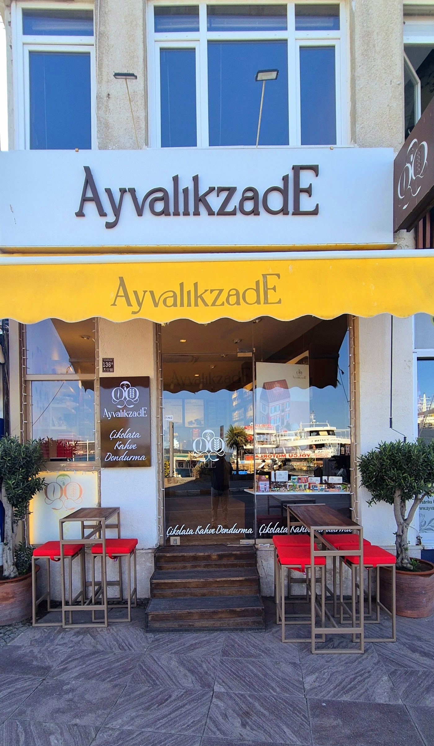 AYVALIKZADE Çikolata Kahve Dondurma Kitap