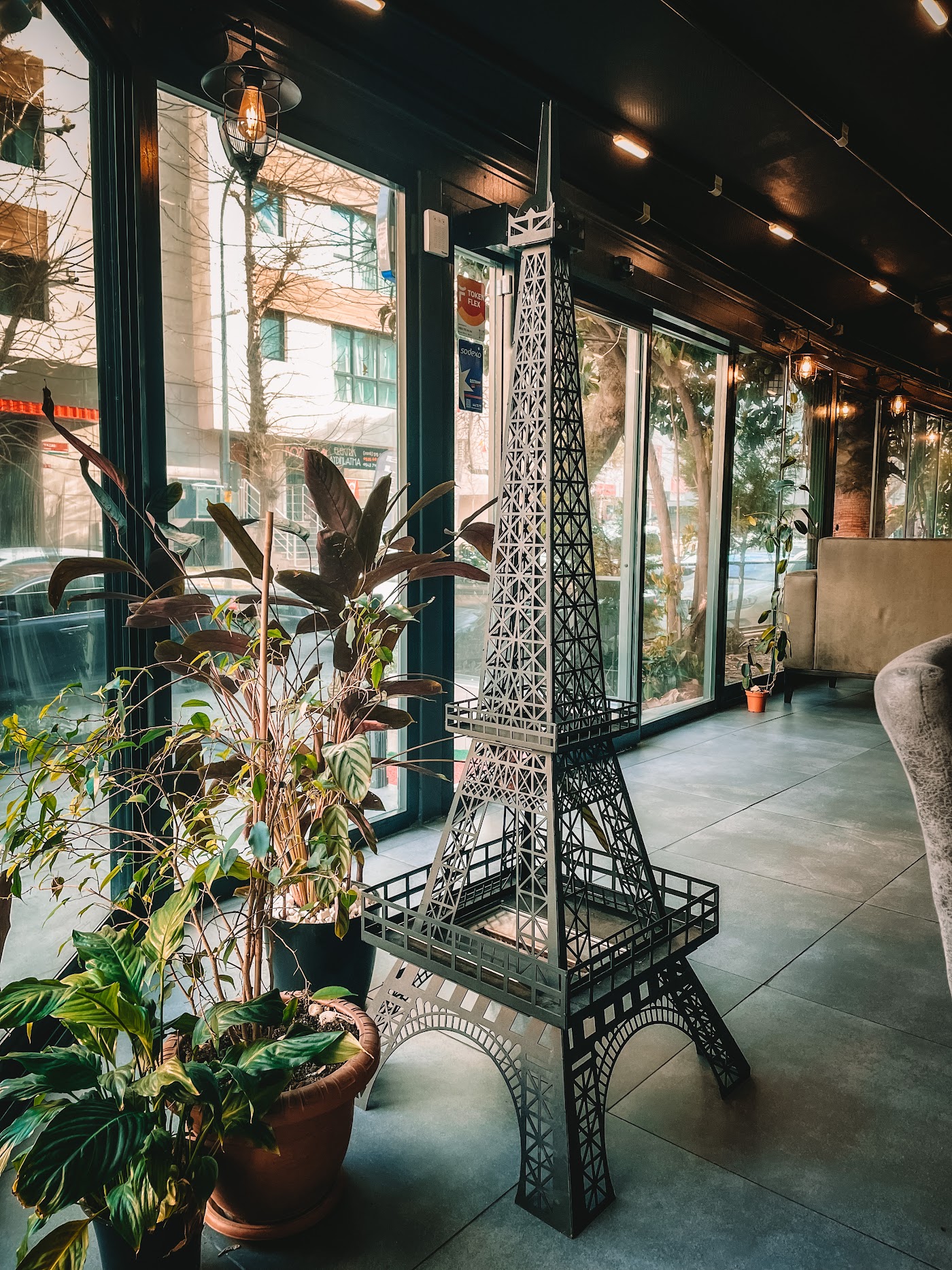 Delmonico's Lounge & Nargile Cafe